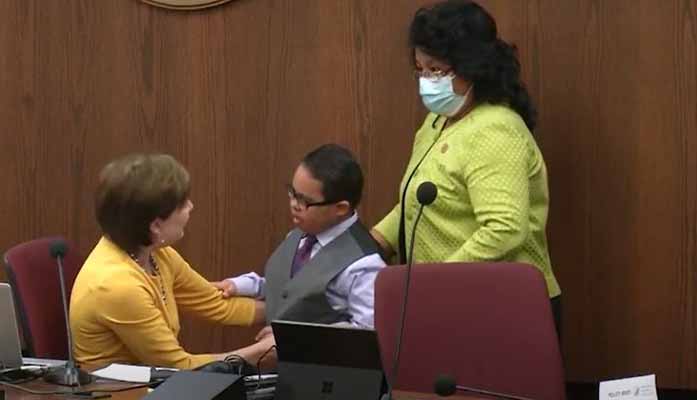 Arizona Boy With Down Syndrome Hugs, Inspires Bipartisanship Among Senators