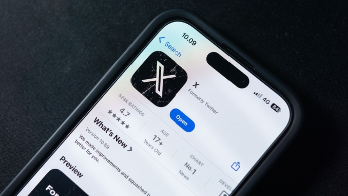 azfn-x-phone X app on phone